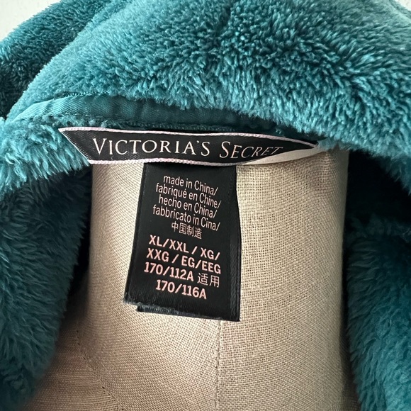 Victoria’s Secret Bling Short Cozy Robe - Picture 5 of 5